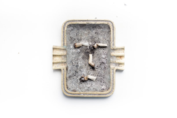 脸型，烟灰缸和香烟的形状图片下载