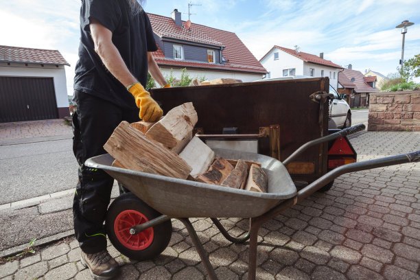 用手推车装载木柴-冬天的准备工作图片下载