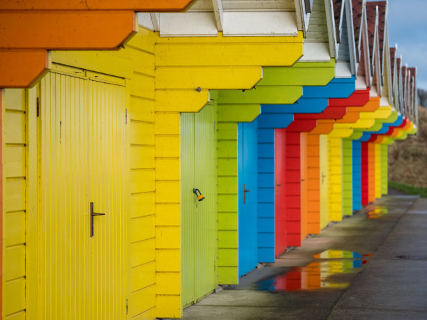 英国东海岸的一排彩色抽象的海滨别墅。图片下载