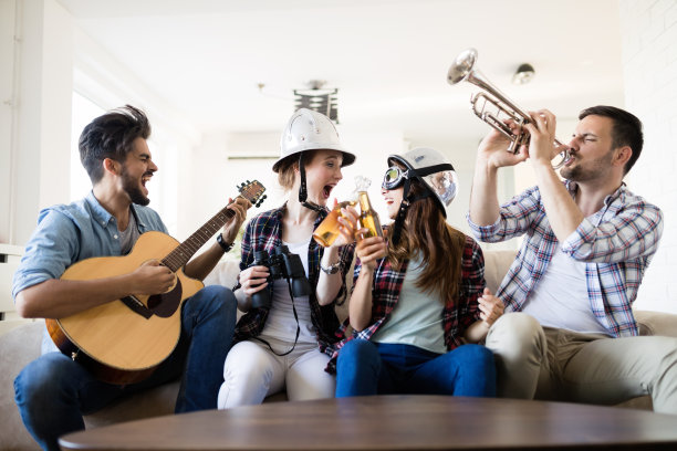 欢乐的朋友们聚在一起，演奏乐器图片下载