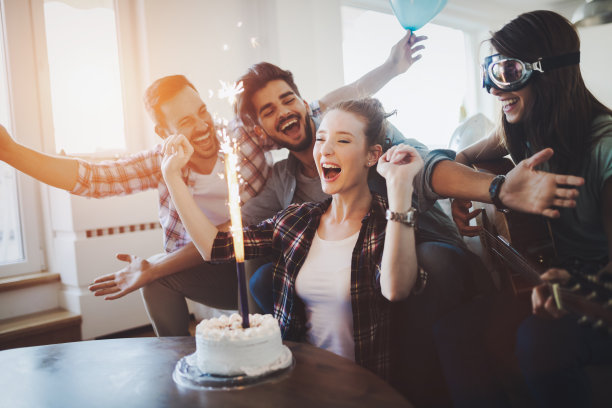 一群年轻快乐的朋友庆祝生日图片下载