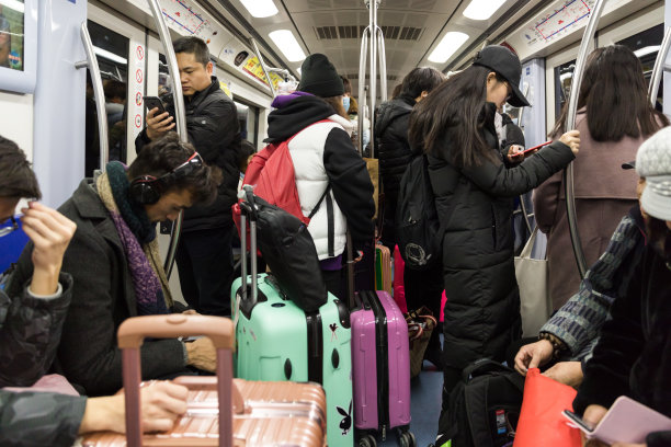 北京地铁2号线地铁内部拥挤不堪图片下载