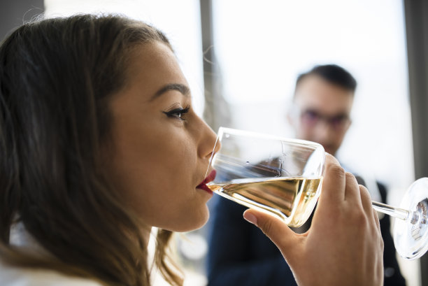 一个女人在商务午餐时喝酒图片下载