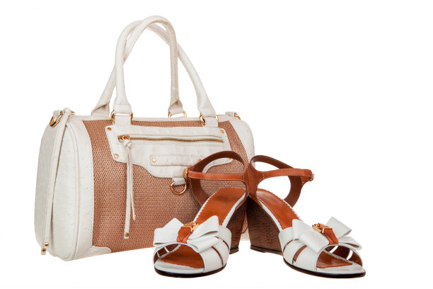 夏天的女人包和凉鞋在白色图片下载