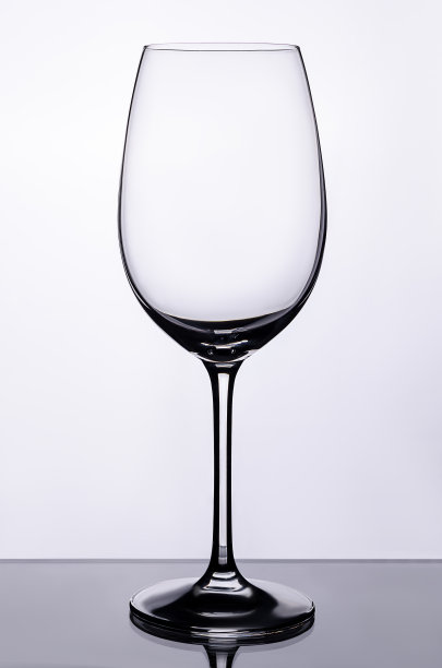 在无色背景上的空酒杯图片下载