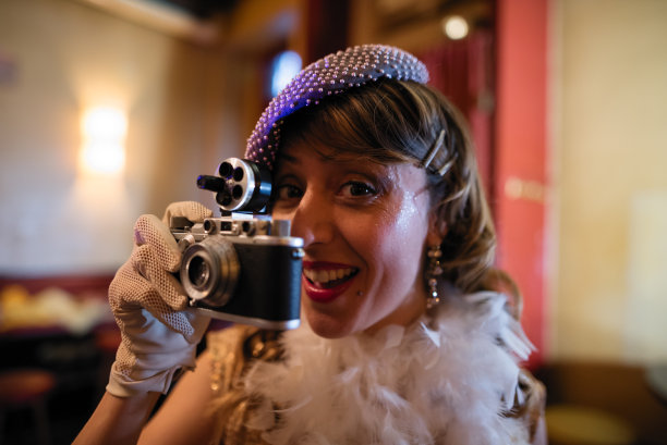 二十年代的黄金美女在吧台拍照片图片下载