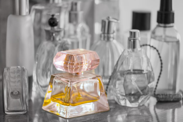 单色背景上的彩色香水瓶图片下载