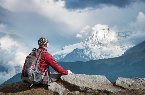 徒步旅行中背着背包看山顶的徒步旅行者图片下载