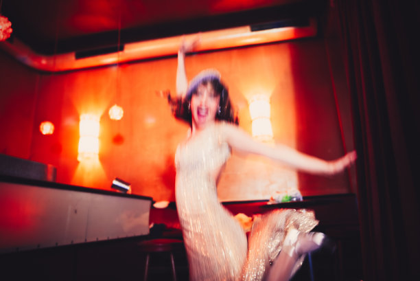 黄金二十年代的美女在酒吧跳舞图片下载