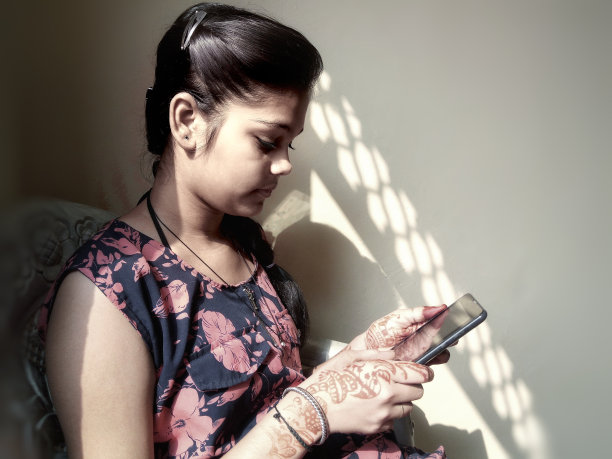 女孩使用平板电脑图片下载