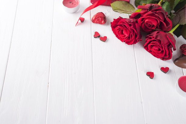 情人节的红玫瑰和巧克力糖果图片下载