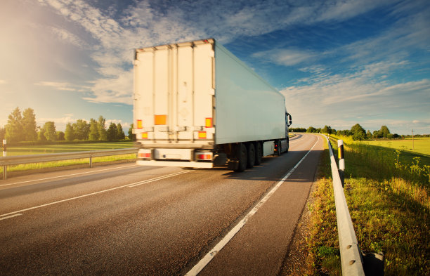 卡车在晴朗的夜晚行驶图片下载