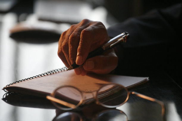 手和笔图片下载