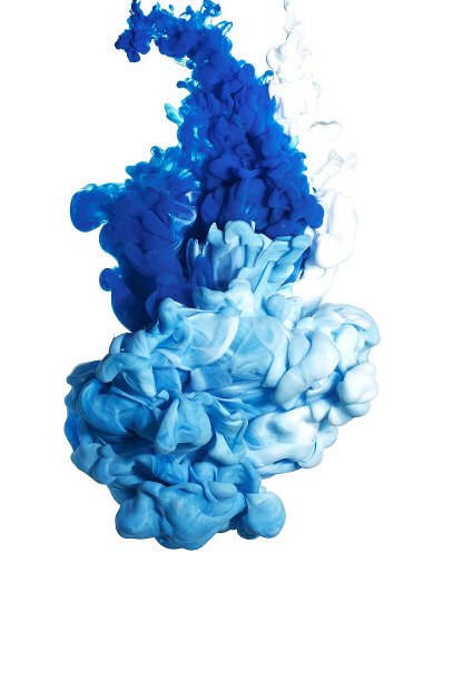 溅起白色和蓝色的油漆。墨水在水里图片下载