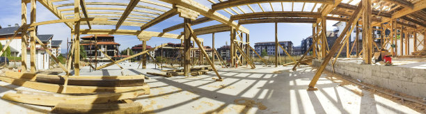 全景的新框架建设的房子建筑从地面上图片下载