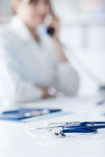 医生在电话里素材图片