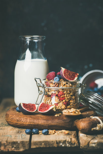 燕麦麦片配瓶装杏仁奶，蜂蜜，水果和浆果图片下载