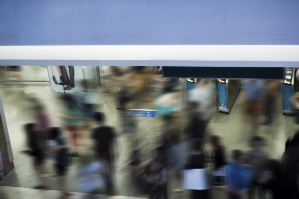 地铁里模糊不清的人图片下载