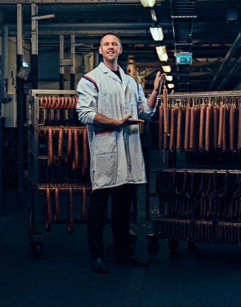 一个在香肠仓库的男人。图片下载