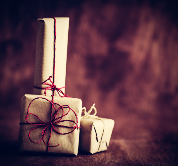 质朴复古的礼品，木制背景的礼品盒。圣诞节的时候图片下载