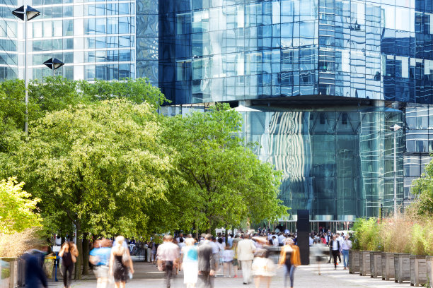 法国巴黎，一群商务人士正走向拉德芳斯的办公楼入口图片下载