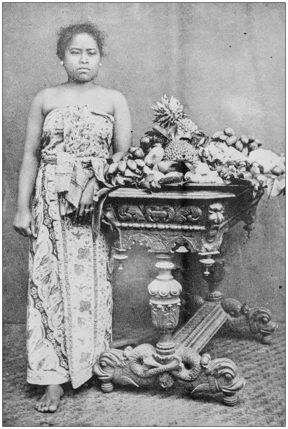 世界人物老照片：爪哇少女与水果图片下载