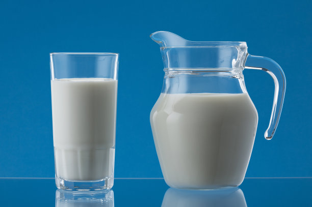 Millk在蓝色的图片下载