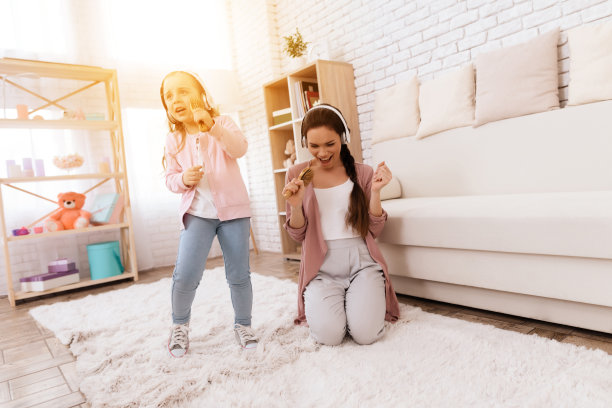 妈妈和女儿在家唱歌。图片下载