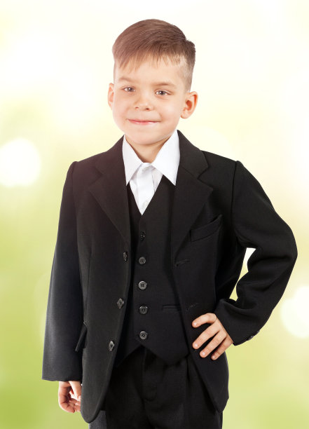 可爱的小男孩在美丽的散焦背景图片下载