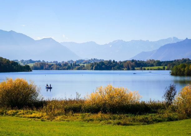德国上巴伐利亚州穆瑙的秋天里泽湖图片下载
