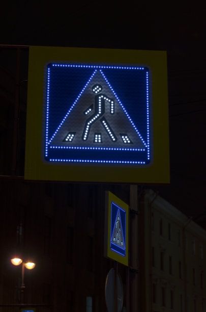 发光的道路标志，行人过街图片下载