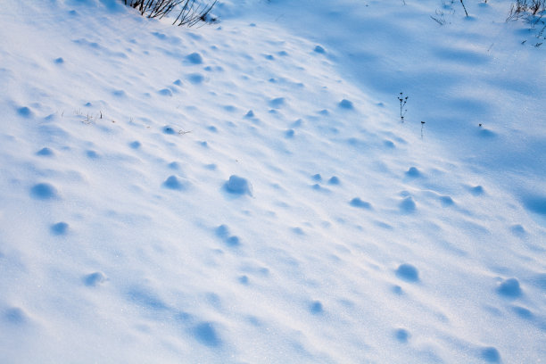 山上覆盖着雪。冬天下雪的背景图片下载