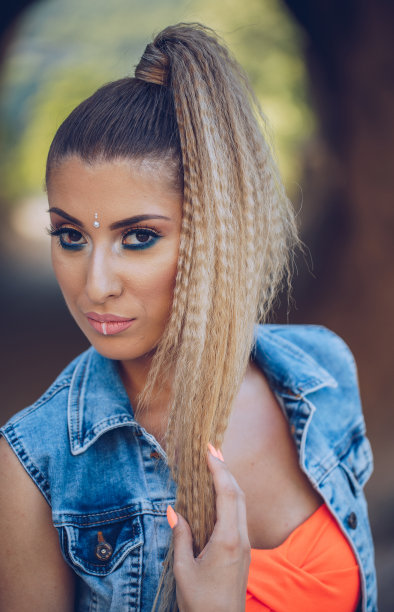 美丽的女人站在石头坑里图片下载