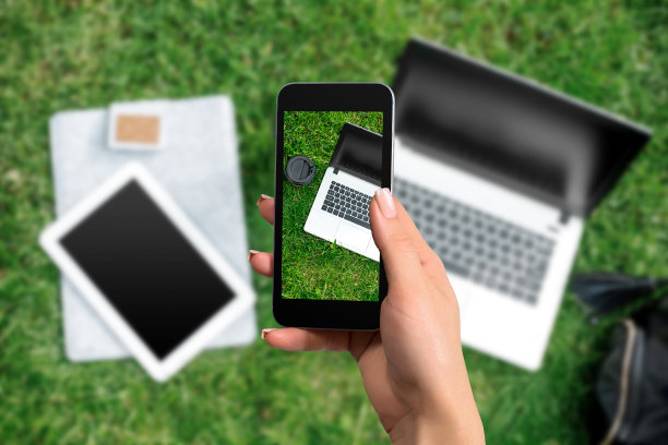 女性手拿智能手机做照片笔记本和咖啡，户外办公室图片下载