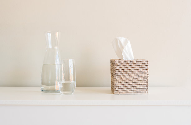 架子上有水壶和玻璃杯，还有纸巾盒素材图片