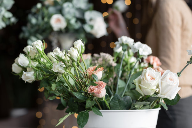 在餐厅布置餐桌，准备宴会前。专业花匠的工作。图片下载