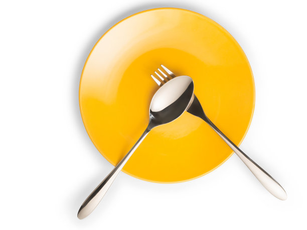 叉子和勺子在黄色盘子孤立与剪切路径图片下载