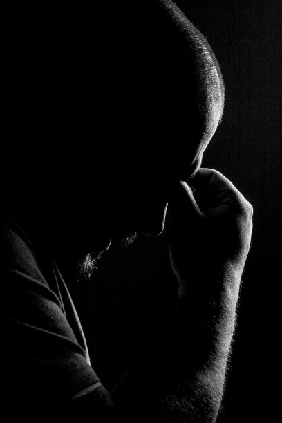 一个沮丧或悲伤的西班牙人的侧面图片下载