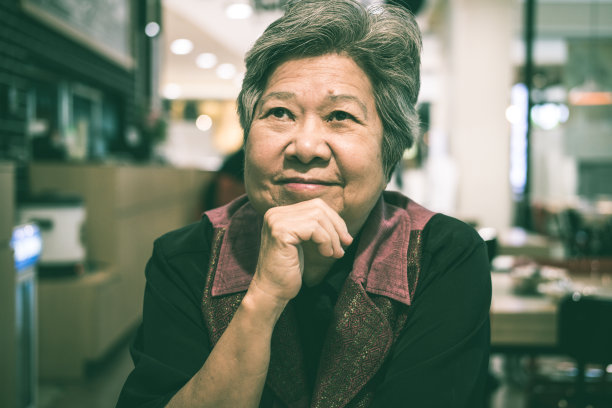 等待食物的长者。坐在餐厅里的快乐老妇人。图片下载