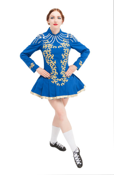 美丽的女人穿着爱尔兰舞孤立图片下载