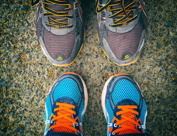 成人运动鞋对儿童运动鞋图片下载