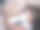 小女孩和大毛绒熊都戴着医用口罩睡觉。儿童疾病的概念，同情，支持和帮助生病的儿童图片下载