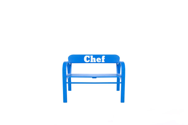 刻有“厨师”字样的木凳图片下载