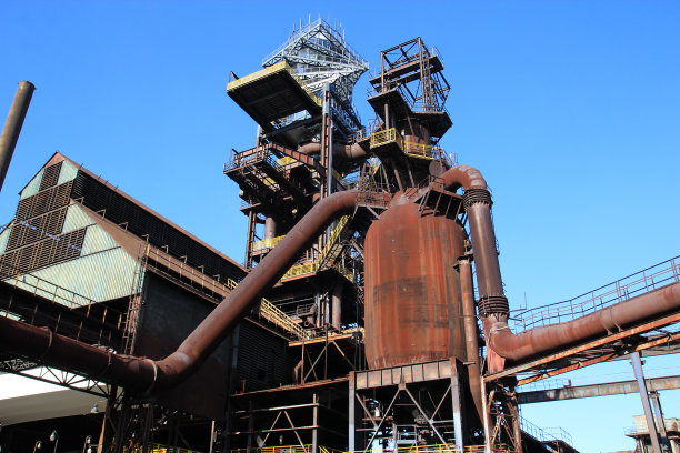 废弃冶金厂锈迹斑斑的结构图片下载