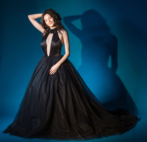 年轻的奢侈的女人图片下载