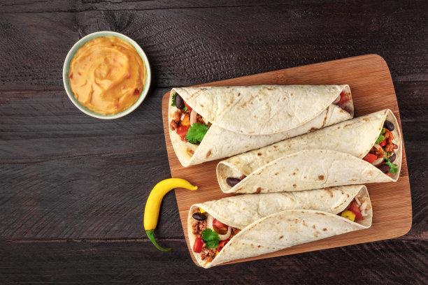墨西哥卷饼配芝士莎莎，红辣椒，还有拷贝空间图片下载
