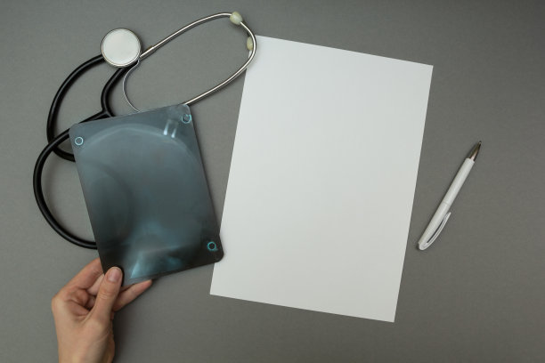 x光照片，手拿照片和一张白纸。图片下载