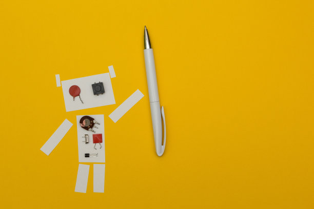 一个由复古细节制成的机器人概念，手持一支笔。图片下载