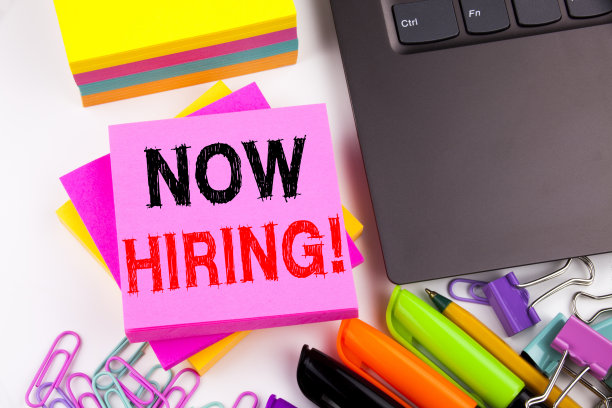 在办公室里使用笔记本电脑、马克笔、钢笔等书写文字。招聘和招聘广告的经营理念，白色背景与复印空间图片下载