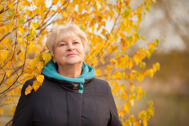优雅的老年妇女画像，秋日。图片下载